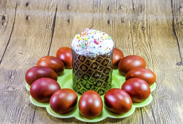 Gerahmter Druck : Osterkuchen und rote bemalte Ostereier.