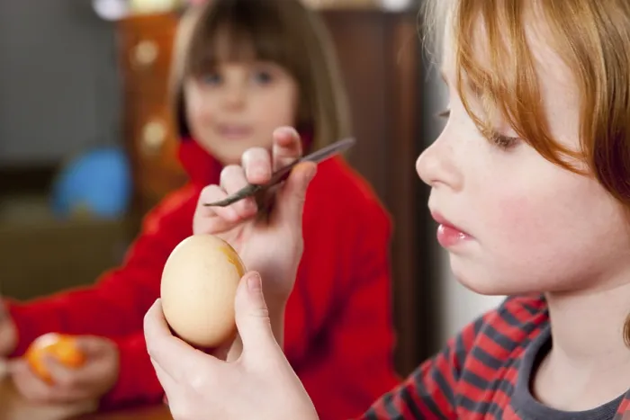 Gerahmter Druck : Ostern, Kinder malen Ostereier.