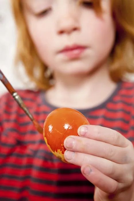 Gerahmter Druck : Ostern, Kinder malen Ostereier. Gerahmter Druck : Ostern, Kinder malen Ostereier.