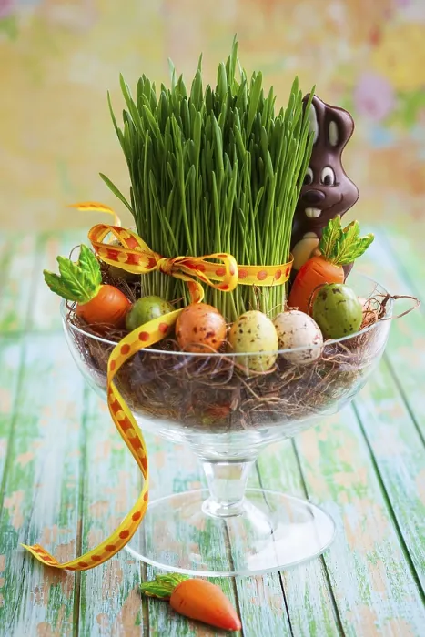 Gerahmter Druck : Osterkomposition mit frischem grünem Gras. Gerahmter Druck : Osterkomposition mit frischem grünem Gras.