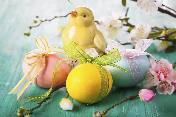 Gerahmter Druck : Ostern mit Frühlingsblumen, Hühnchen und Eiern Gerahmter Druck : Ostern mit Frühlingsblumen, Hühnchen und Eiern
