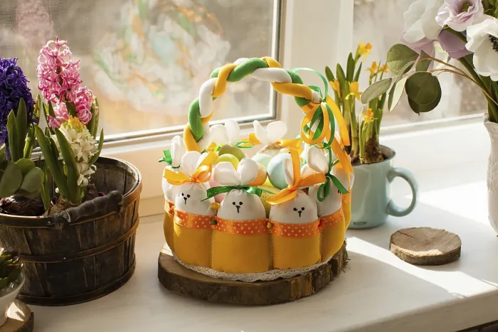 Gerahmter Druck : Osterdekorationen - textile Korb mit Kaninchen und Eiern.
