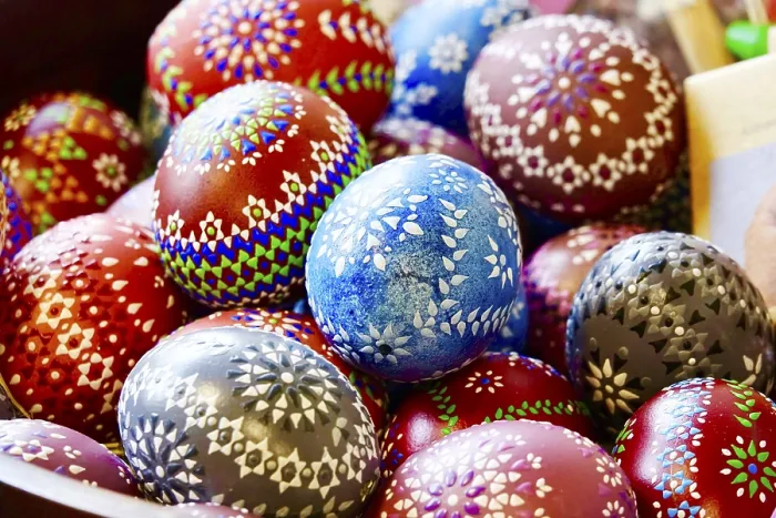 Gerahmter Druck : Oster, Oster, Ostereier in einem Osterkorb.
