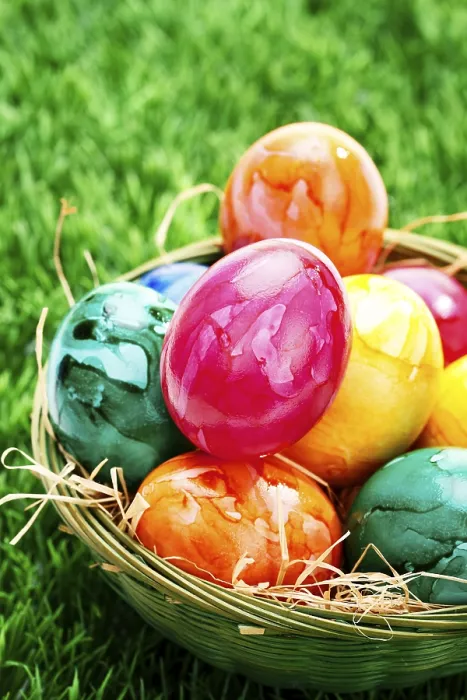 Gerahmter Druck : Ostereier in einem Osternest auf einem Rasen. Gerahmter Druck : Ostereier in einem Osternest auf einem Rasen.