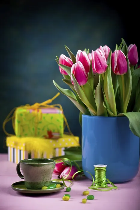 Gerahmter Druck : Die Ostereinrichtung mit Eiern und Blumen. Gerahmter Druck : Die Ostereinrichtung mit Eiern und Blumen.