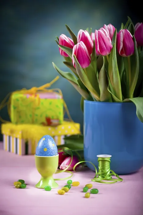 Gerahmter Druck : Die Osterinstallation mit Eiern und Blumen. Gerahmter Druck : Die Osterinstallation mit Eiern und Blumen.