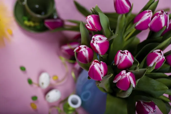 Gerahmter Druck : Die Osterei-Installation mit Eiern und Blumen. Gerahmter Druck : Die Osterei-Installation mit Eiern und Blumen.