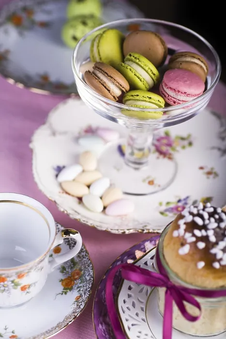 Gerahmter Druck : Die Osterinstallation mit Macarons. Gerahmter Druck : Die Osterinstallation mit Macarons.