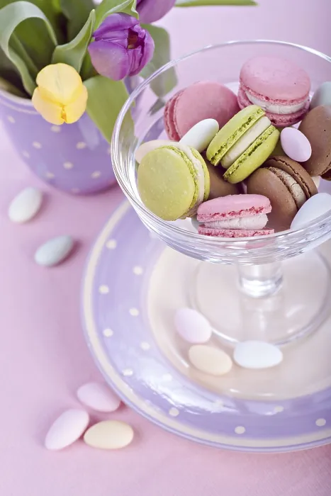 Gerahmter Druck : Die Osterinstallation mit Macarons. Gerahmter Druck : Die Osterinstallation mit Macarons.