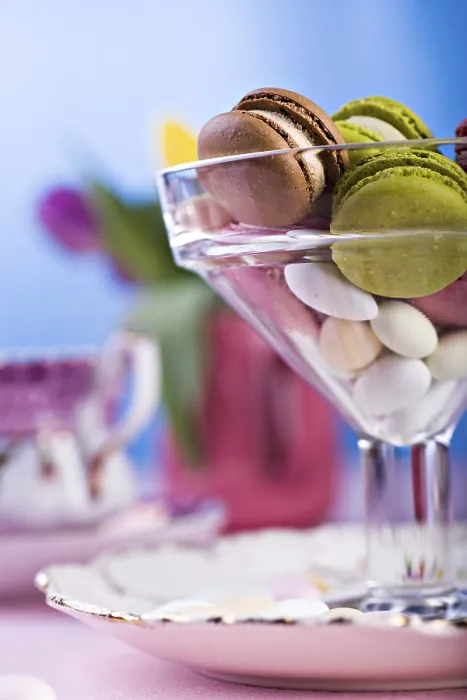 Gerahmter Druck : Die Ostereiinstallation mit Macarons. Gerahmter Druck : Die Ostereiinstallation mit Macarons.