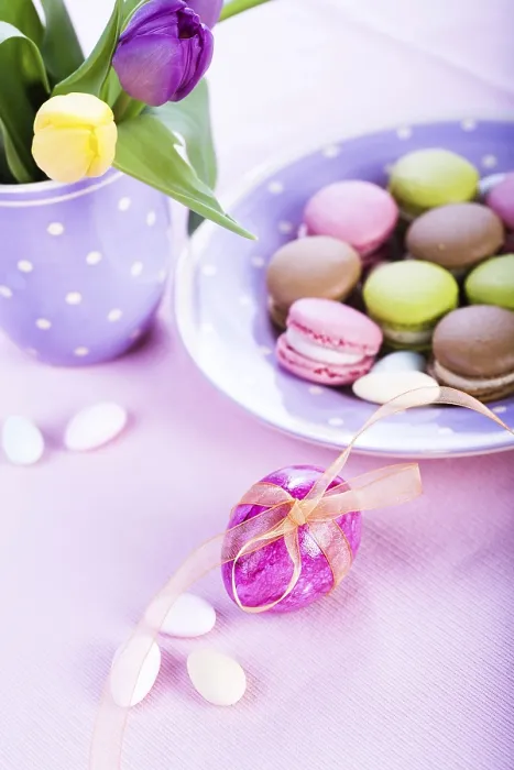 Gerahmter Druck : Die Osterinstallation mit Macarons. Gerahmter Druck : Die Osterinstallation mit Macarons.
