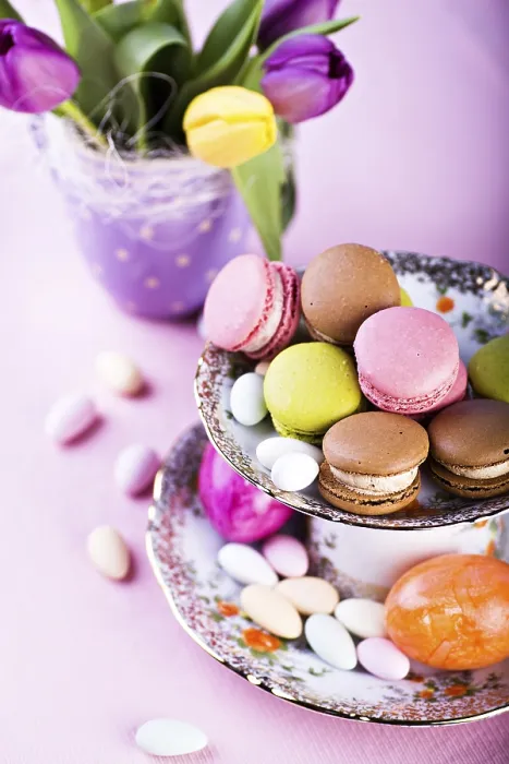 Gerahmter Druck : Die Osterei-Installation mit Macarons. Gerahmter Druck : Die Osterei-Installation mit Macarons.