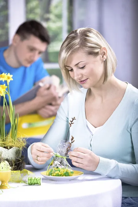 Gerahmter Druck : Die Ostereinrichtung. Ein junger Frau mit Blumen. Gerahmter Druck : Die Ostereinrichtung. Ein junger Frau mit Blumen.
