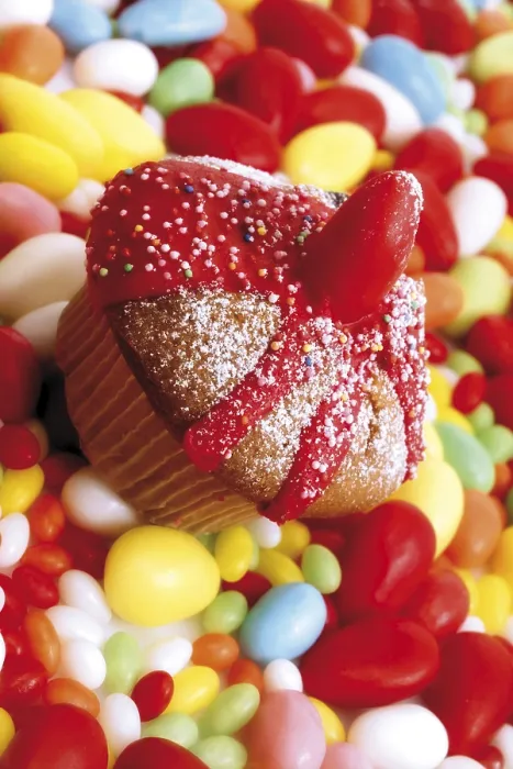 Gerahmter Druck : Ost muffin auf einem Bett farbenfroher Eier. Gerahmter Druck : Ost muffin auf einem Bett farbenfroher Eier.