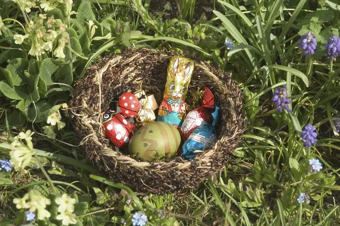 Gerahmter Druck : Osterkorb. Ein traditionelles Osterei, das mit Liebe und Sorgfalt gefüllt ist Gerahmter Druck : Osterkorb. Ein traditionelles Osterei, das mit Liebe und Sorgfalt gefüllt ist