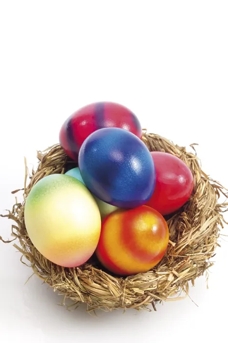 Gerahmter Druck : Osterkorb gefüllt mit bunten Eiern. Gerahmter Druck : Osterkorb gefüllt mit bunten Eiern.