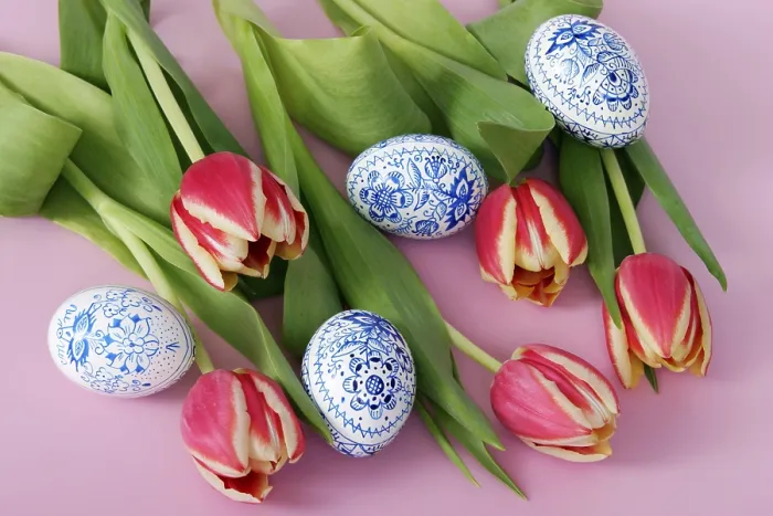 Gerahmter Druck : Osterdekoration mit Eiern und Tulpen. Gerahmter Druck : Osterdekoration mit Eiern und Tulpen.