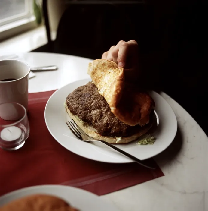 Gerahmter Druck : Ein Hamburger essen. Gerahmter Druck : Ein Hamburger essen.