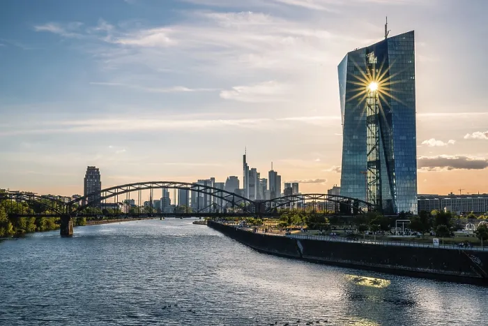 Gerahmter Druck : ECB, die Sonne scheint durch das Gebäude. Gerahmter Druck : ECB, die Sonne scheint durch das Gebäude.