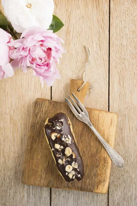 Gerahmter Druck : Eclair mit Schokoladen-Ganache Gerahmter Druck : Eclair mit Schokoladen-Ganache