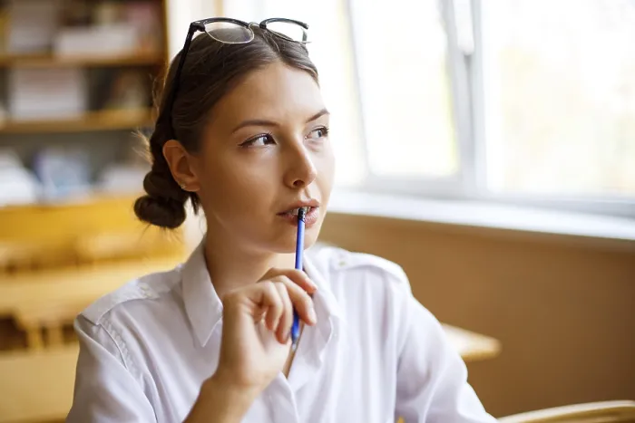 Gerahmter Druck : Bildung im Klassenzimmerkonzept - Bild eines Schülers, der einen Artikel oder Notizen in einem Vorlesungssaal schreibt, während er an einer Studienarbeit teilnimmt. Gerahmter Druck : Bildung im Klassenzimmerkonzept - Bild eines Schülers, der einen Artikel oder Notizen in einem Vorlesungssaal schreibt, während er an einer Studienarbeit teilnimmt.