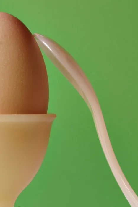 Gerahmter Druck : Eierbecher mit Eiern. Gerahmter Druck : Eierbecher mit Eiern.