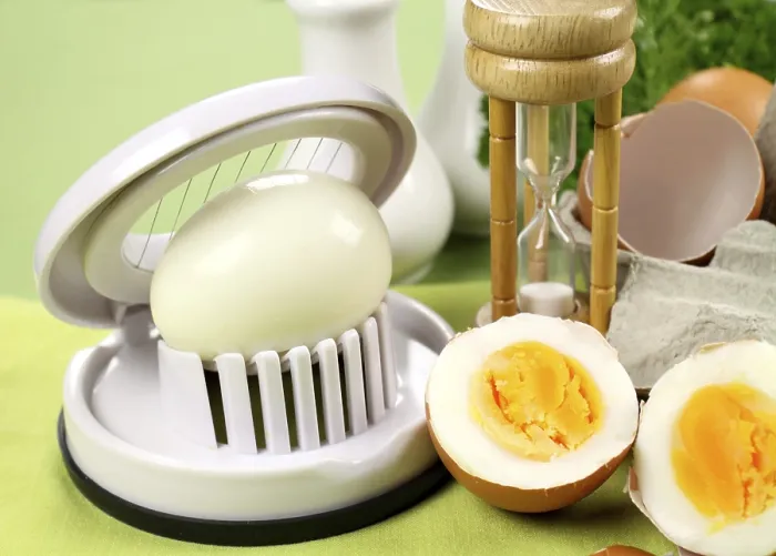 Gerahmter Druck : Eier schneider mit gekochten Eiern und einem Eiertimer. Gerahmter Druck : Eier schneider mit gekochten Eiern und einem Eiertimer.