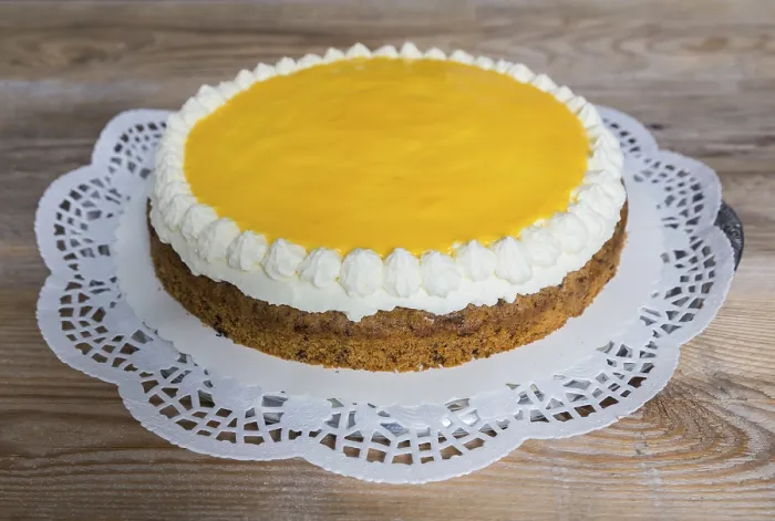 Gerahmter Druck : Eiernusskuchen auf rustikalem Holz
