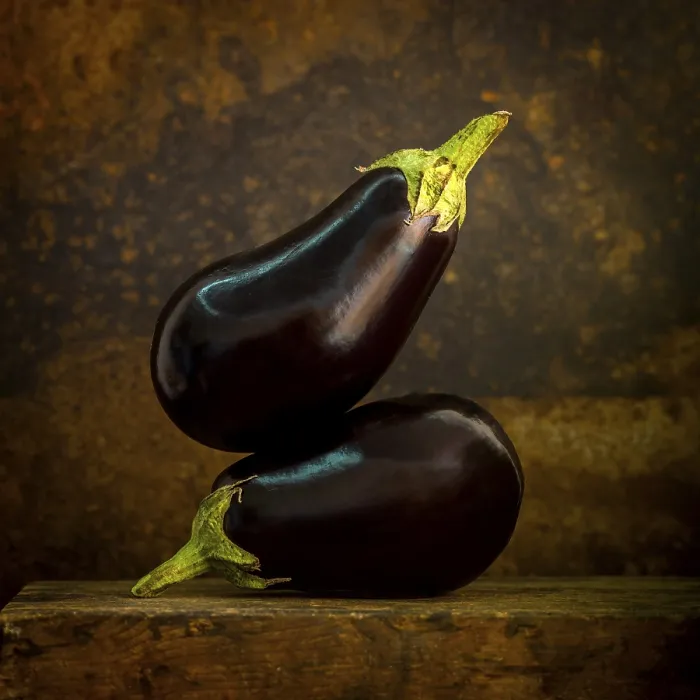 Gerahmter Druck : Eggplanten auf einem braunen Hintergrund. Gerahmter Druck : Eggplanten auf einem braunen Hintergrund.