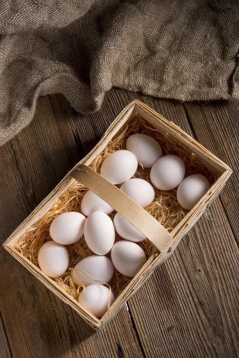 Gerahmter Druck : Eier in der Korb Gerahmter Druck : Eier in der Korb