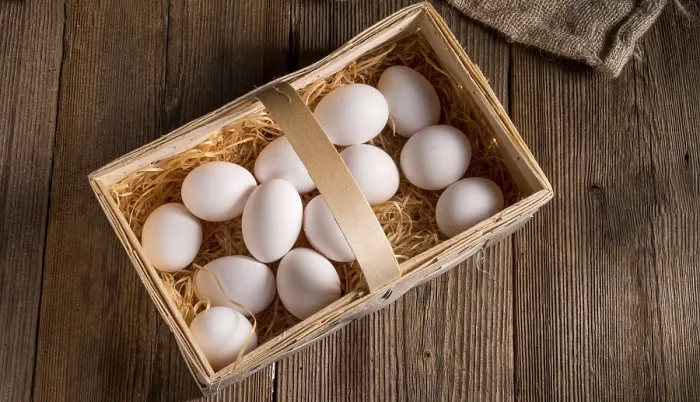 Gerahmter Druck : Eier in der Korb Gerahmter Druck : Eier in der Korb