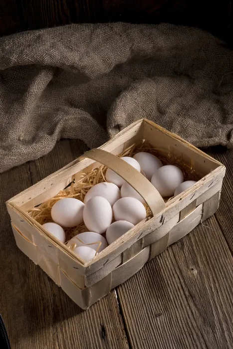 Gerahmter Druck : Eier in der Korb Gerahmter Druck : Eier in der Korb