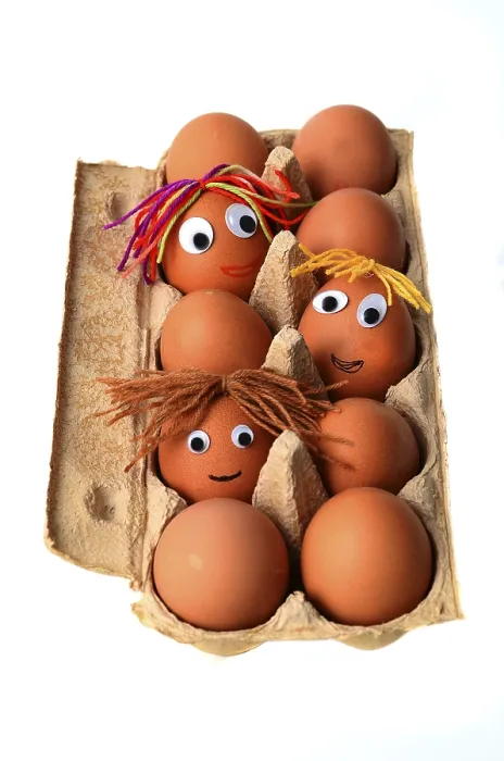 Gerahmter Druck : Eier mit Gesichtern in einem Eierkarton. Gerahmter Druck : Eier mit Gesichtern in einem Eierkarton.