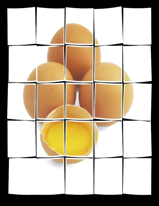Gerahmter Druck : Vier Eier, eines offen, isoliert auf weißem Hintergrund. Gerahmter Druck : Vier Eier, eines offen, isoliert auf weißem Hintergrund.
