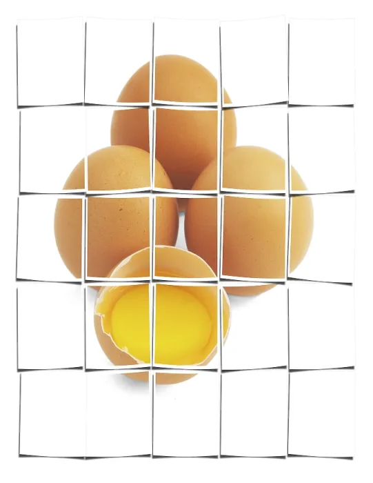 Gerahmter Druck : Vier Eier, eins offen, isoliert auf weißem Hintergrund. Gerahmter Druck : Vier Eier, eins offen, isoliert auf weißem Hintergrund.