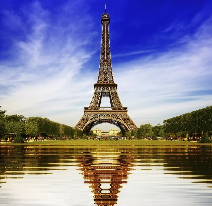 Gerahmter Druck : Eiffelturm in Paris abstrakte Reflexion
