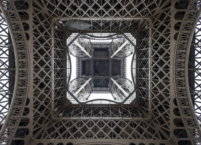 Gerahmter Druck : Eiffelturm, gesehen von unten.