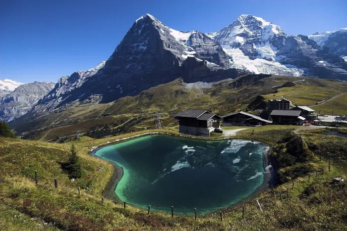 Gerahmter Druck : Der Eiger spiegelt sich in einem künstlichen See. Gerahmter Druck : Der Eiger spiegelt sich in einem künstlichen See.