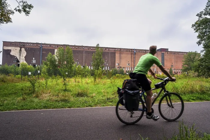 Gerahmter Druck : Elbe-Radweg vor ehemaliger Vockeroder Kraftwerk. Gerahmter Druck : Elbe-Radweg vor ehemaliger Vockeroder Kraftwerk.