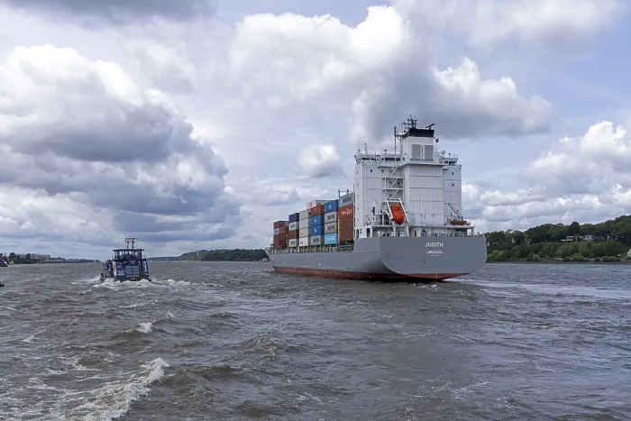 Gerahmter Druck : Fähre Elbe, Containerschiff, Elbe Gerahmter Druck : Fähre Elbe, Containerschiff, Elbe