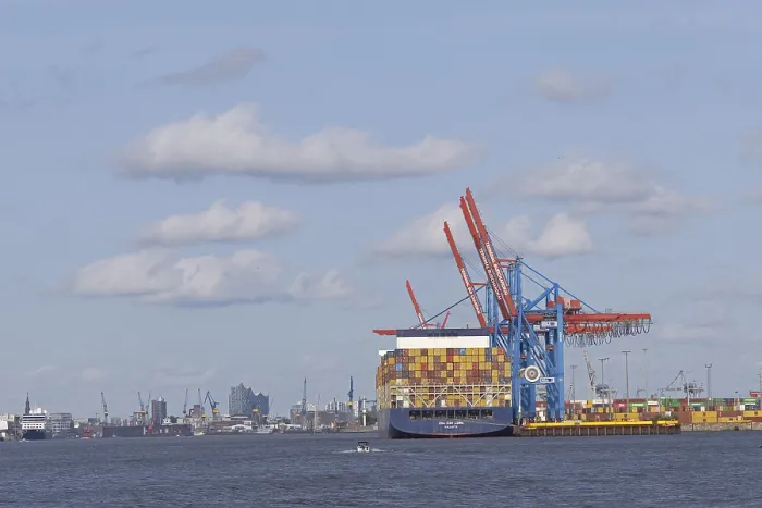 Gerahmter Druck : Elbphilharmonie, Containerschiff. Gerahmter Druck : Elbphilharmonie, Containerschiff.
