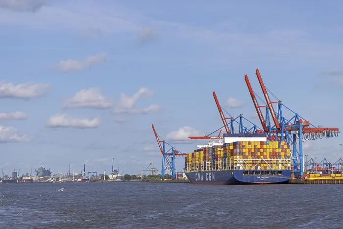 Gerahmter Druck : Elbphilharmonie, Containerschiff. Gerahmter Druck : Elbphilharmonie, Containerschiff.