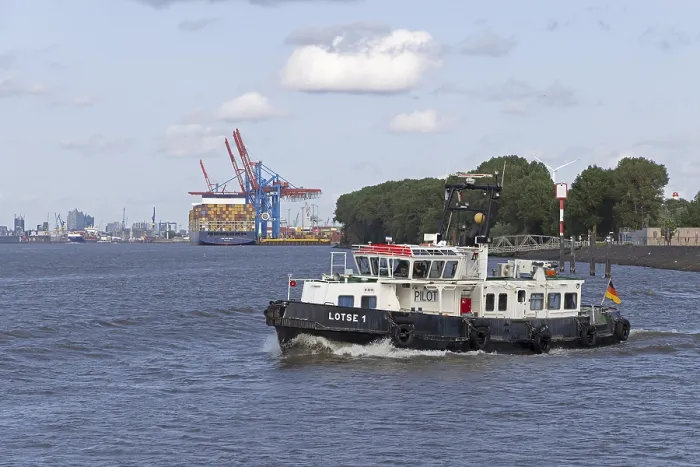 Gerahmter Druck : Elbphilharmonie, Containerschiff. Gerahmter Druck : Elbphilharmonie, Containerschiff.