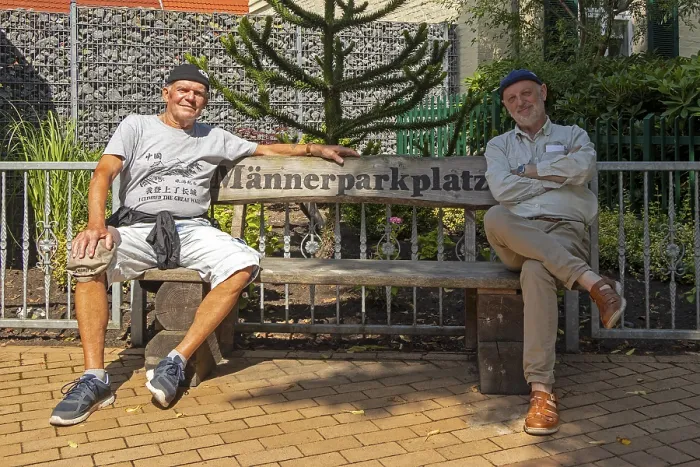 Gerahmter Druck : Zwei alte Männer sitzen auf einem Bank. Gerahmter Druck : Zwei alte Männer sitzen auf einem Bank.