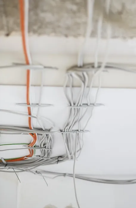 Gerahmter Druck : Elektrische Kabel an der Decke eines Apartments. Gerahmter Druck : Elektrische Kabel an der Decke eines Apartments.