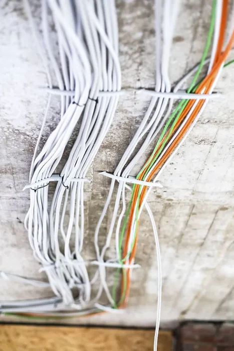 Gerahmter Druck : Elektrische Kabel an der Decke eines Apartments. Gerahmter Druck : Elektrische Kabel an der Decke eines Apartments.