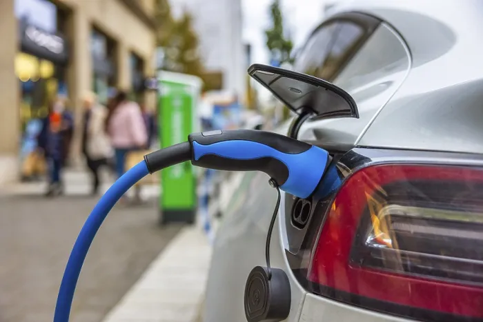 Gerahmter Druck : Elektromobilität: ein Elektroauto wird an einem Ladestation in Düsseldorf, Nordrhein-Westfalen, Deutschland aufgeladen. Gerahmter Druck : Elektromobilität: ein Elektroauto wird an einem Ladestation in Düsseldorf, Nordrhein-Westfalen, Deutschland aufgeladen.