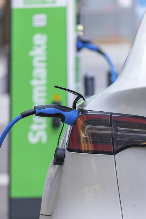 Gerahmter Druck : Elektromobilität, Elektroauto, E-Auto. Gerahmter Druck : Elektromobilität, Elektroauto, E-Auto.