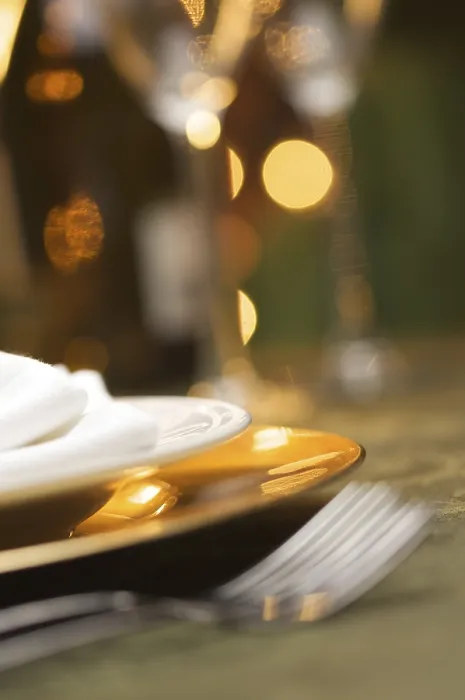 Gerahmter Druck : Eleganter Abendessen-Tisch, abstrakte Makrobild im Hintergrund. Gerahmter Druck : Eleganter Abendessen-Tisch, abstrakte Makrobild im Hintergrund.