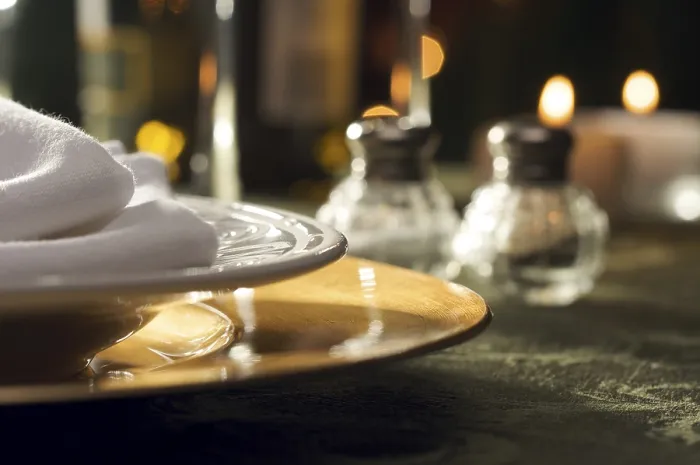 Gerahmter Druck : Eleganter Abendessen-Tisch, abstrakte Makrobild im Hintergrund. Gerahmter Druck : Eleganter Abendessen-Tisch, abstrakte Makrobild im Hintergrund.
